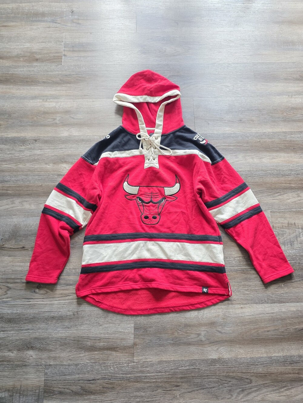 47 Men's Chicago Bulls Pullover Hoodie - Red with Cream & Black Size L